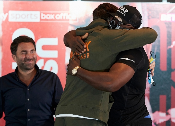 Usyk y Chisora se funden en un abrazo.