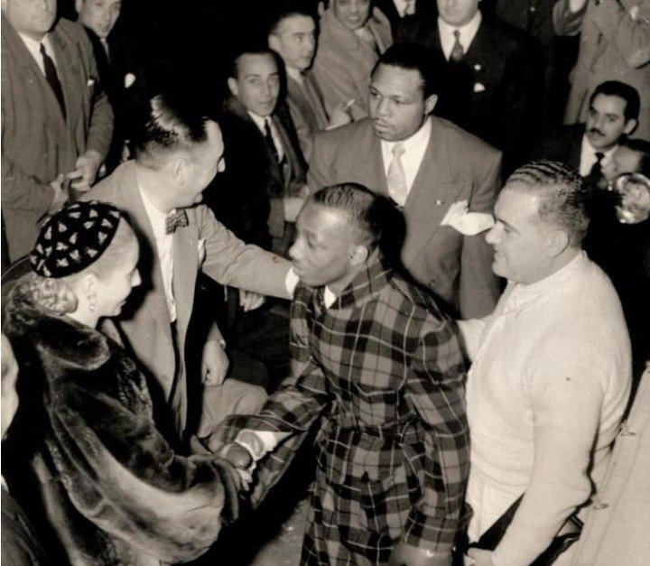 Archie Moore y Sandy Sadler saludan a Juan Domingo y Eva Perón