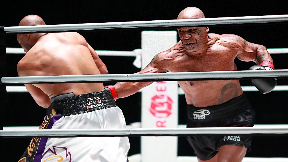 Tyson golpea al cuerpo a Jones