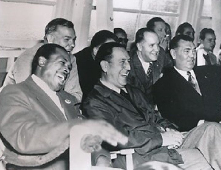 Juan Domingo Perón sonrié en ring side