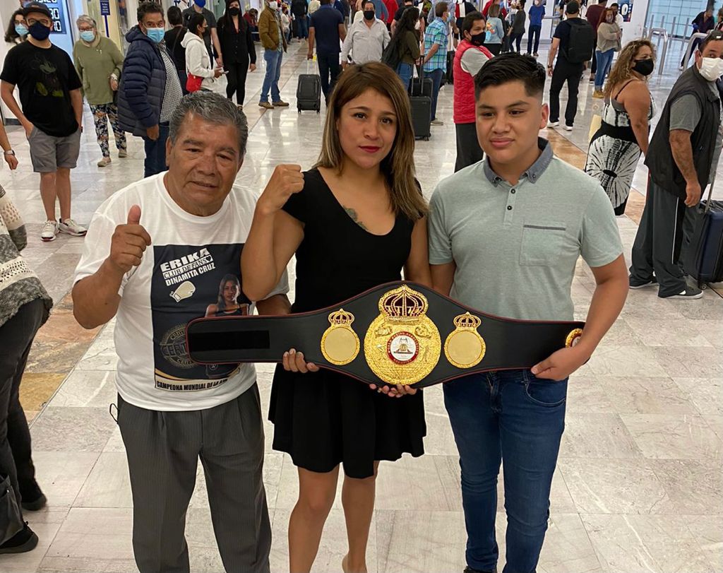 Érika Cruz recibió su cinturón de campeona