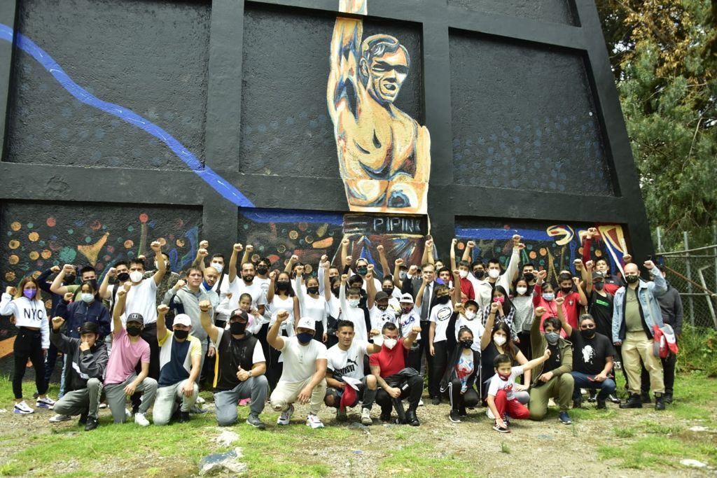 Homenajean a Pipino Cuevas con un mural  