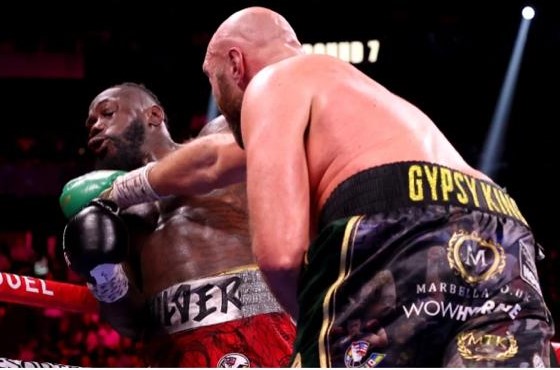 Fury le da una paliza a Wilder