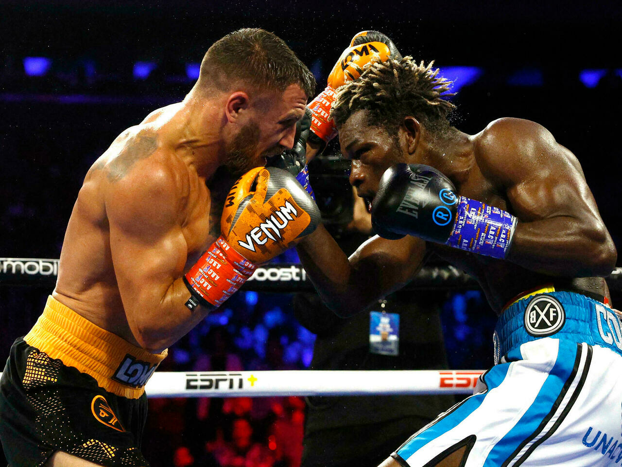 Lomachenko dictó cátedra ante Commey