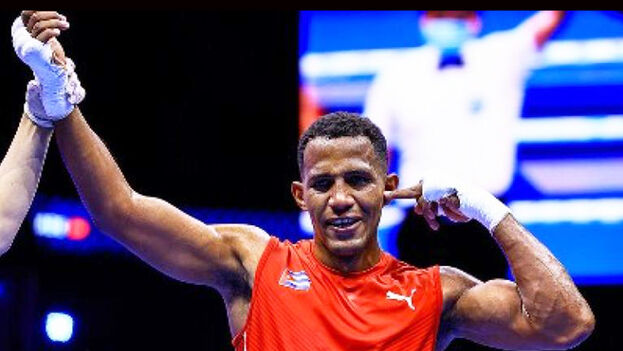 Deserta boxeador cubano del campeonato continental.
