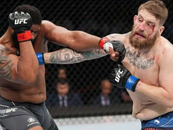 Curtis Blaydes despacha temprano a Chris Daukaus.