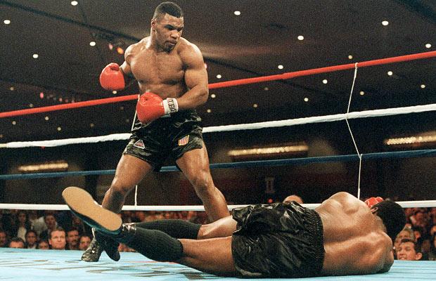 Mike Tyson, de veinte años, se convirtió en el campeón de peso completo más joven de la historia en 1986. Ese récord sigue vigente treinta y cinco años después. Al llegar a este campeonato del Consejo Mundial de Boxeo (CMB), Mike estaba invicto al haber detenido a veinticinco de sus veintisiete oponentes.