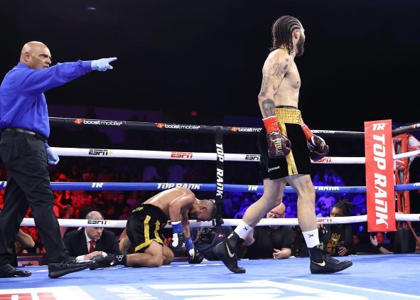 Nico Ali Walsh, el nieto de Muhammad Ali, noqueó a Reyes Sánchez con un golpe al cuerpo en el segundo asalto de su revancha programada a cuatro asaltos durante la cartelera efectuada en en Pechanga Arena de San Diego, evento promovido por Top Rank donde Emanuel "Vaquero" Navarrete defendió con éxito su corona.