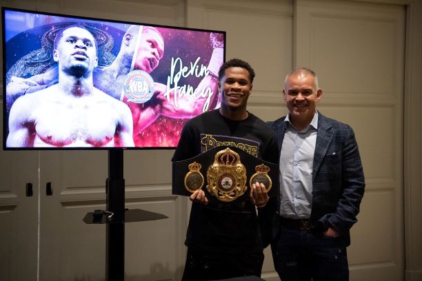 Presidente de la AMB entrega faja a Devin Haney