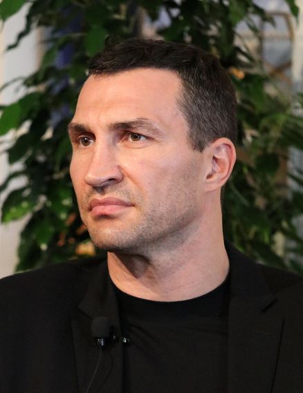 FIN DE MUNDO: El ex campeón unificado de los pesos pesados, Wladimir Klitschko tiene intenciones, una vez concluya el conflicto bélico entre su país y Rusia, volver al boxeo con la finalidad de romper el récord de George Foreman como el campeón más longevo del boxeo.