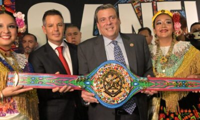 Presentan cinturón que disputarán Canelo-Golovkin.