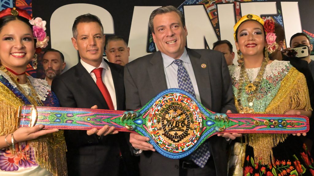 Presentan cinturón que disputarán Canelo-Golovkin.