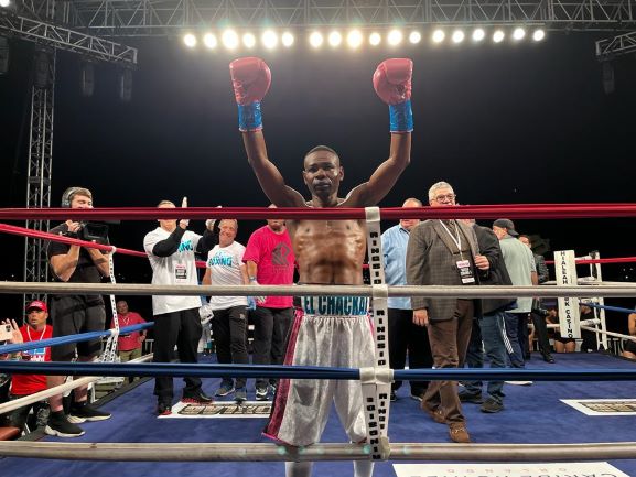 Rigondeaux reaparece con nocaut en Hialeah.