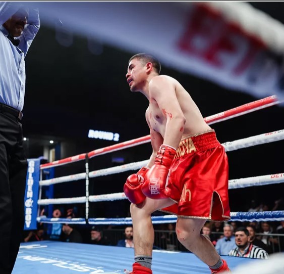 Morales liquidó a De La Hoya en dos rounds