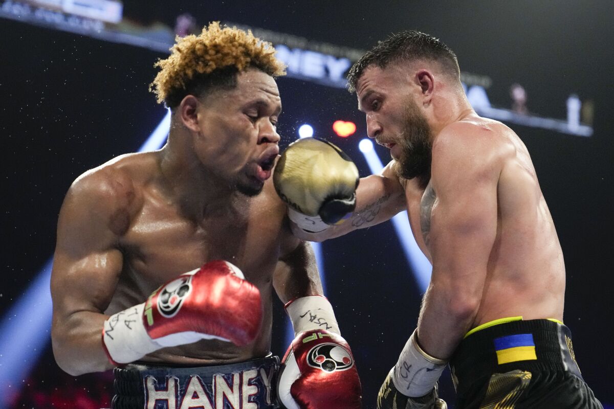 Loma gana en el ring. Haney en la mesa.