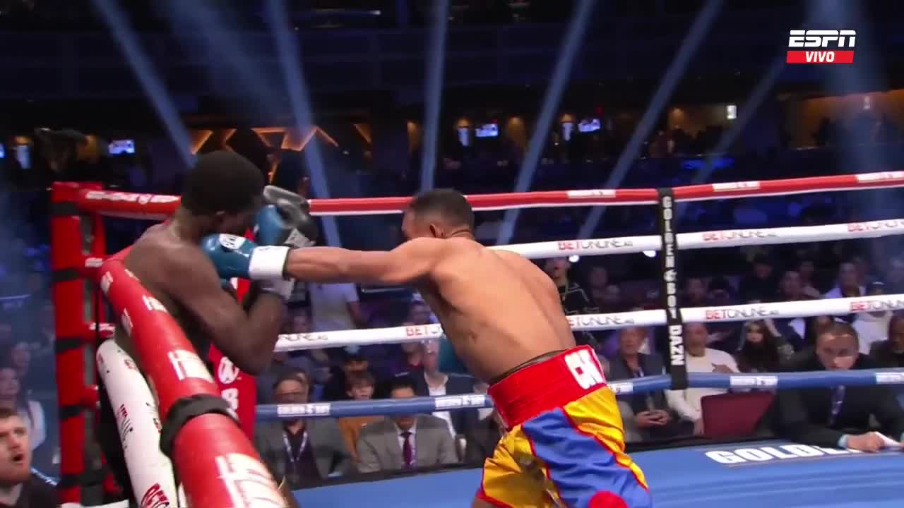 Solo bastó un golpe para se hiciera justicia. Justicia divina, y el venezolano Ismael Barroso, a los 40 años, sorteó todos los obstáculos posibles para destruir en menos de un round al inglés Ohara Davies y conquistar la faja superligero interina de la Asociación Mundial de Boxeo (AMB) esta noche en Las  Vegas. 