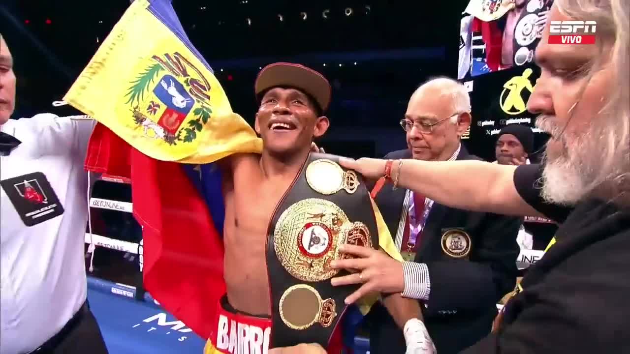 Solo bastó un golpe para se hiciera justicia. Justicia divina, y el venezolano Ismael Barroso, a los 40 años, sorteó todos los obstáculos posibles para destruir en menos de un round al inglés Ohara Davies y conquistar la faja superligero interina de la Asociación Mundial de Boxeo (AMB) esta noche en Las  Vegas. 