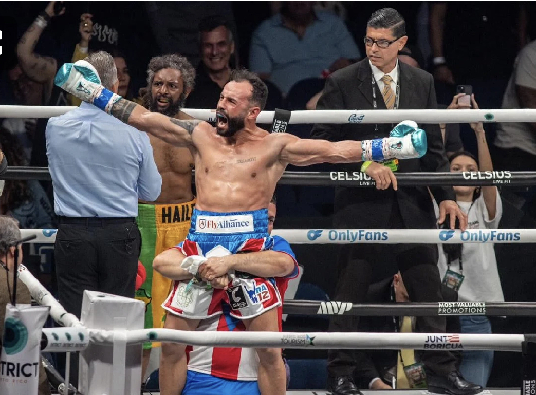 "Pitufo" Díaz regresó con victoria ante Headley Scott