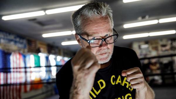 Freddie Roach un entrenador exitoso con habilidades y ética.