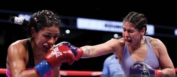 Marlen Esparza superó por decisión a Arely Muciño.  