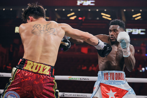 Yoenli Hernández masacró a Ruiz en cinco rounds