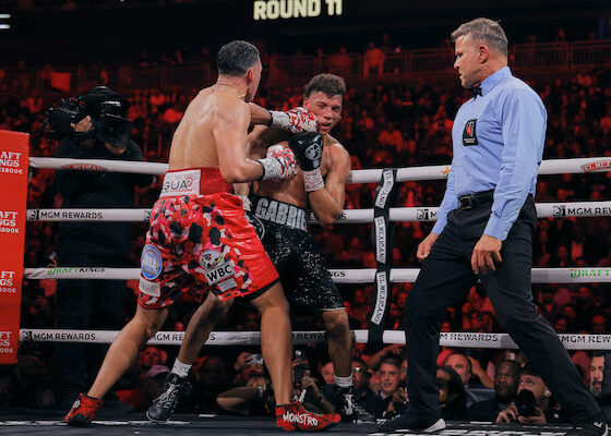 Benavidez ganó la batalla en Las Vegas.
