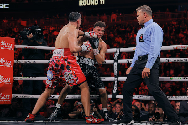 Benavidez ganó la batalla en Las Vegas.