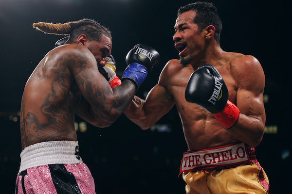 Manotas" Gonzalez derrotó al excampeon Jarrett Hurd.