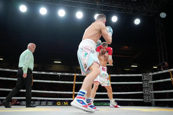 Hughes vence por puntos a Sharp en tediosa pelea 