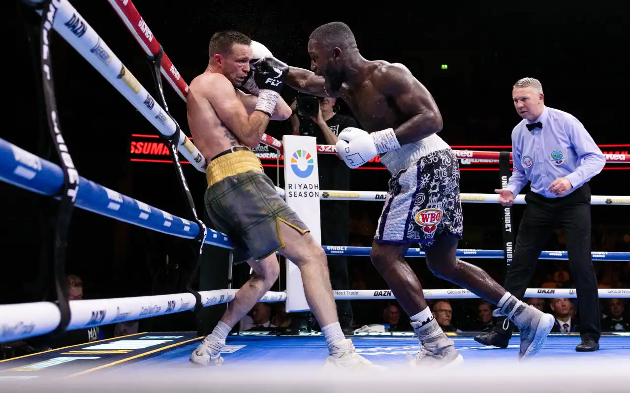 Ekow Essuman propina una costosa derrota a Josh Taylor