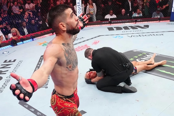 Ilia Topuria noquea a Charles Oliveira y se consolida en la UFC