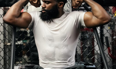 Jaron Ennis deja vacantes sus fajas.