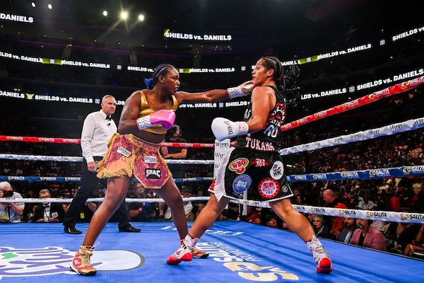 Claressa Shields retiene su corona indiscutida del peso pesado