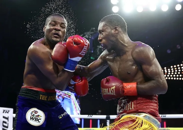 Bruce Carrington superó por decisión a Mateus Heita