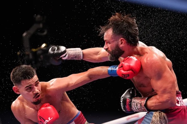 Diego Pacheco domina a Trevor McCumby.