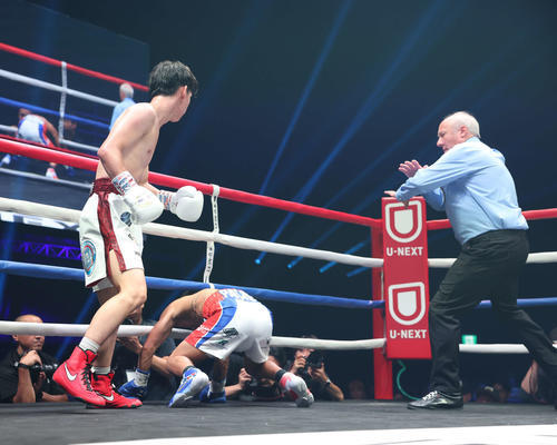 Kyosuke Takami detiene a Erick Rosa en el décimo asalto.