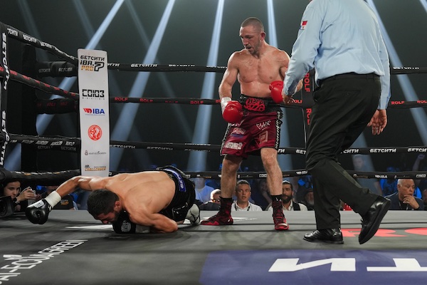 Dickens da la sorpresa y noquea a Batyrgaziev en Estambul.