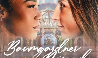 Alycia Baumgardner expone sus títulos ante Jennifer Miranda.