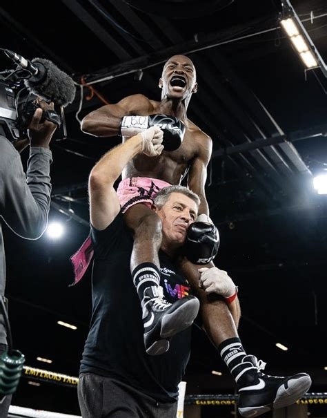 Ricardo Malajika retiene su faja noqueando a Jayson Mama.