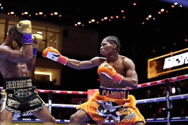 Raymond Ford se impone por decisión a Abraham Nova