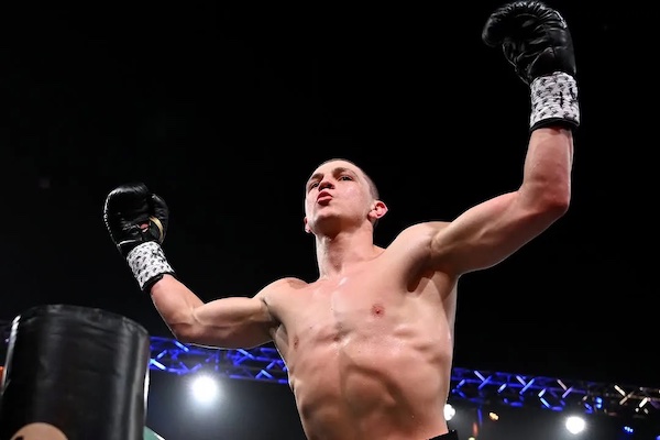 Nikita Tszyu firma un regreso fulminante en Sídney.