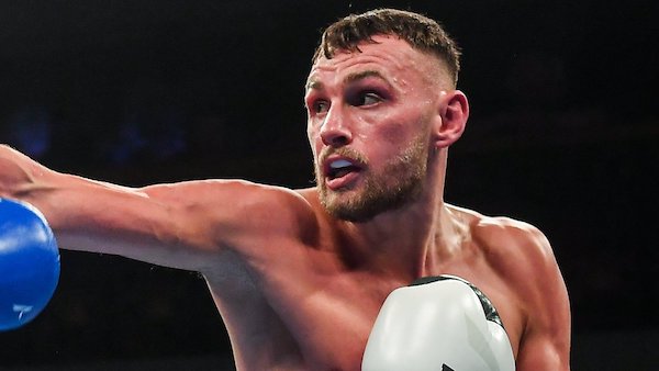 McComb saca la pelea del hoyo y derrota a Crocker