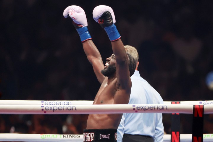 Crawford llevó a la escuela a Canelo y lo despoja de sus títulos.