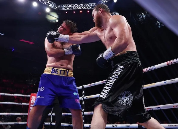 Arslanbek Makhmudov supera por puntos a Dave Allen