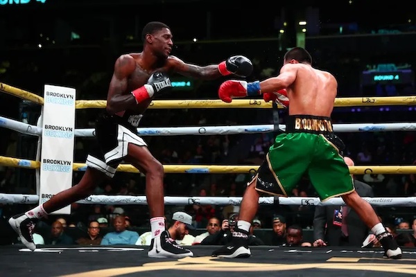 Dominique Crowder domina a Fernando Díaz