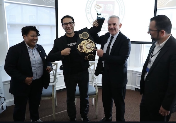 Gilberto Jesús Mendoza lleva el mensaje del boxeo mundial a Harvard.