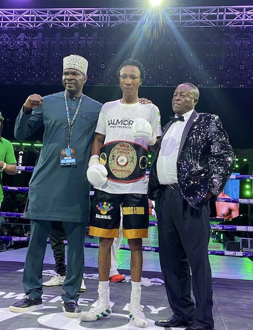Yusuf Adeniji conquisto faja pluma WBA-Africa en Laos