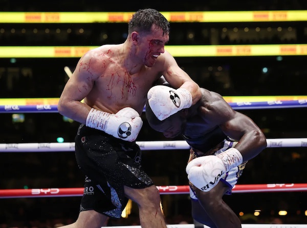  Jack Catterall vence a Ekow Essuman con caos y controversia.