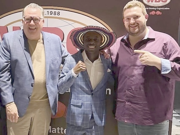 Subcampeón olímpico Yuberjen Martínez firma con Tutico Zabala.