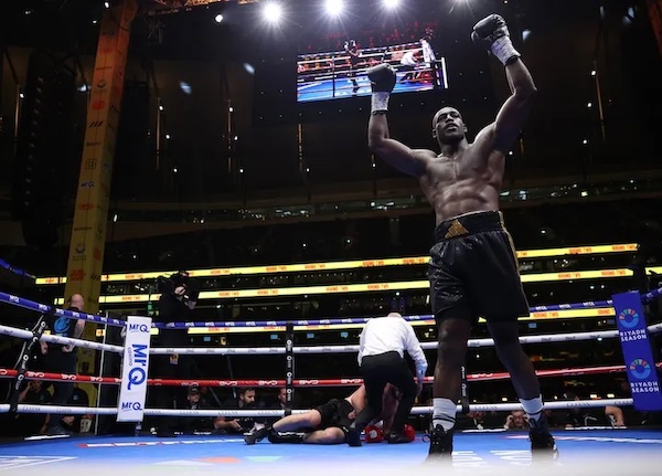 Riakporhe arrasa a Welch en dos asaltos.